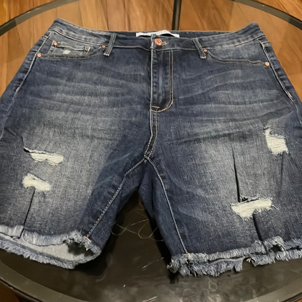 Size 13/31 celebrity pink bermuda shorts